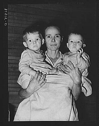 Mrs. Scarbrough with two youngest children. Laurel, Mississippi.