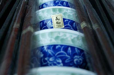 Photograph of rice bowls and chopsticks.